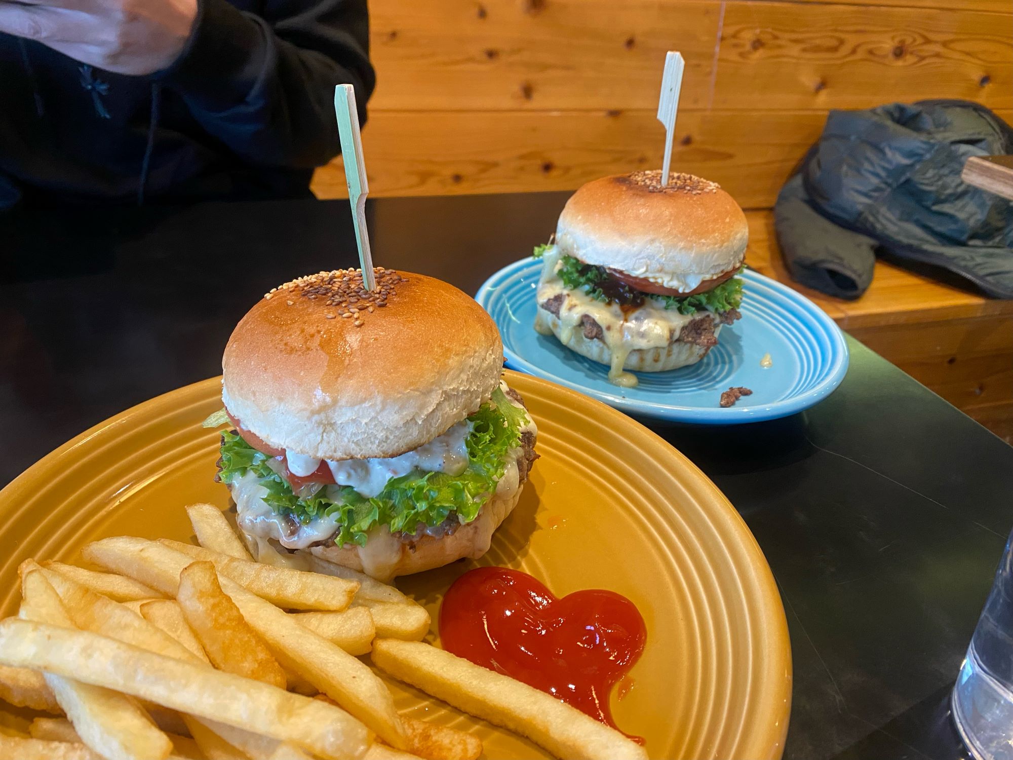 2023年12月29日　沖縄県本部町の人気ハンバーガー店🍔